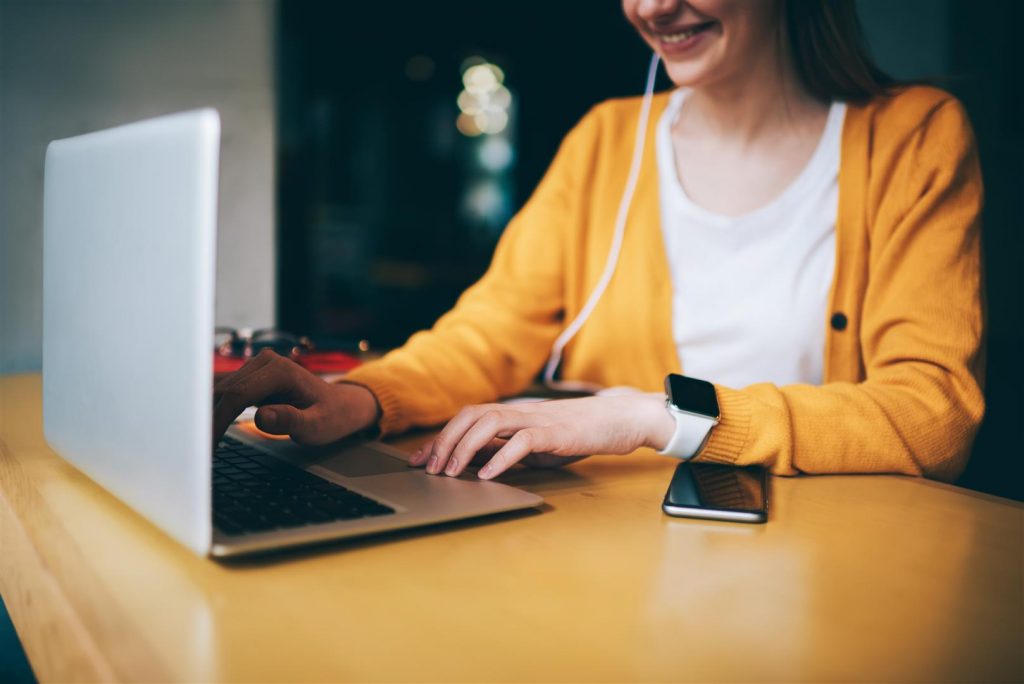 Odcienie biznesu – Ariel Maciukiewicz – praca zdalna w e-commerce